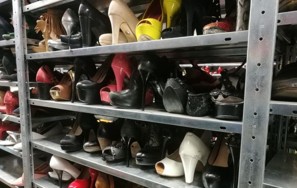 Hochregal mit unterschiedlichen Schuhmodellen im Schuhfundus D'Haus Düsseldorf.