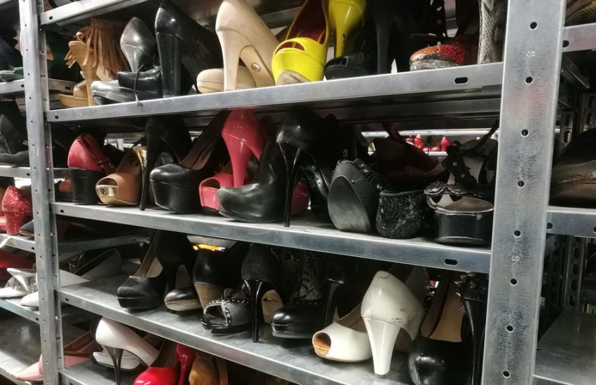 Hochregal mit unterschiedlichen Schuhmodellen im Schuhfundus D'Haus Düsseldorf.